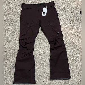 Volcom Articulated Men’s snowboard pants. Color: Maroon